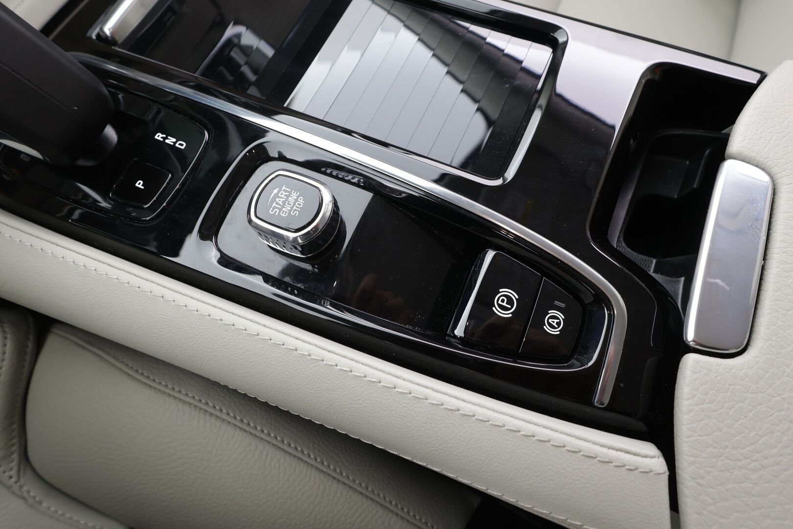 Volvo V60 2023 T6 AWD Long Range Plus Dark aut - | ACC | Muistinahat | 360° | Pilot assist | High performance audio | LED | Lämm. tuulilasi | 1-om suomiauto | ALV | 