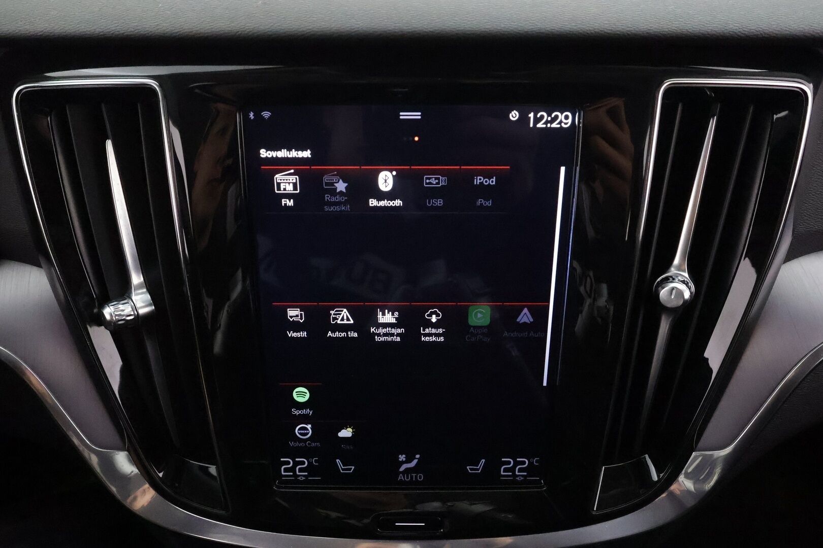 Volvo V60 2020 T6 TwE AWD Momentum aut * Webasto / Koukku / ACC / Full-LED / P.Kamera / Navi / Kaistavahti * - Kahdet renkaat aluvanteilla