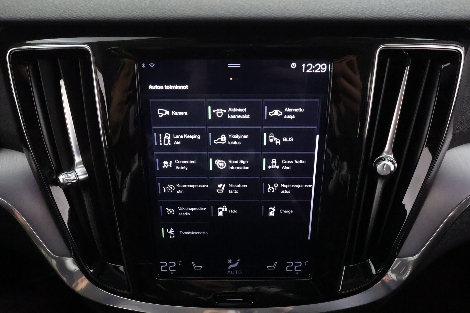 Volvo V60 2020 T6 TwE AWD Momentum aut * Webasto / Koukku / ACC / Full-LED / P.Kamera / Navi / Kaistavahti * - Kahdet renkaat aluvanteilla