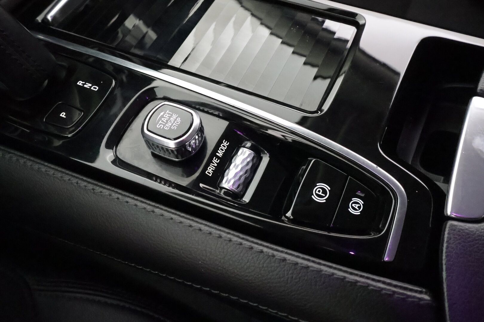 Volvo V60 2020 T6 TwE AWD Momentum aut * Webasto / Koukku / ACC / Full-LED / P.Kamera / Navi / Kaistavahti * - Kahdet renkaat aluvanteilla