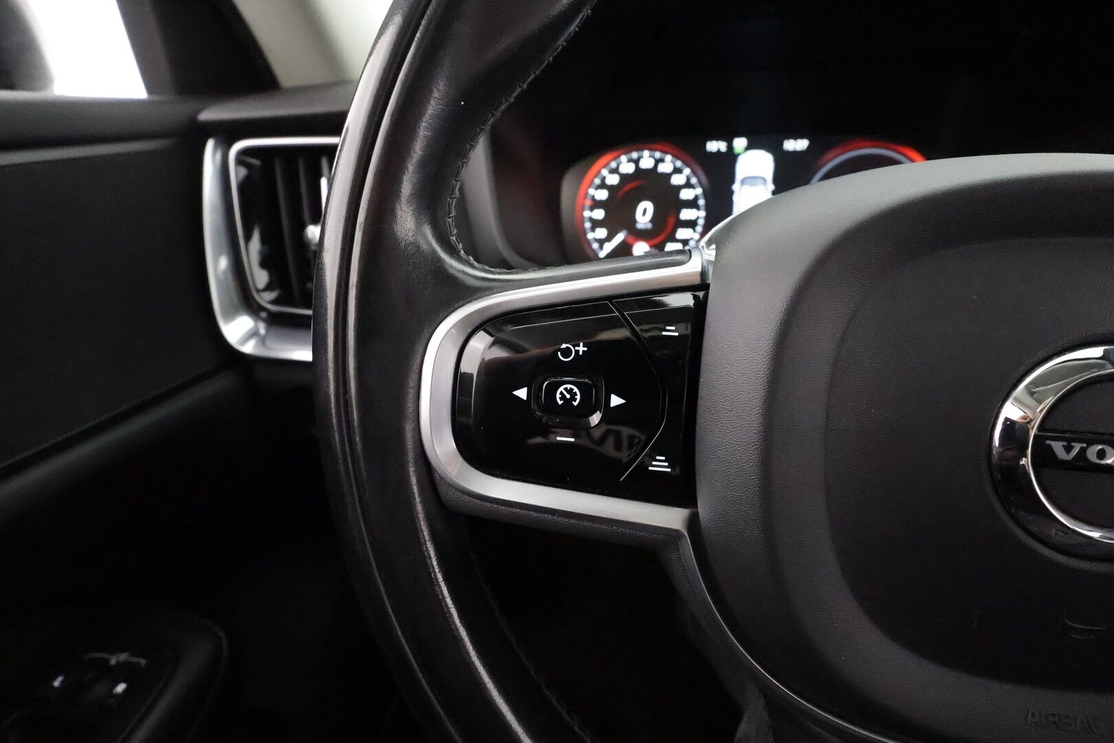 Volvo V60 2020 T6 TwE AWD Momentum aut * Webasto / Koukku / ACC / Full-LED / P.Kamera / Navi / Kaistavahti * - Kahdet renkaat aluvanteilla