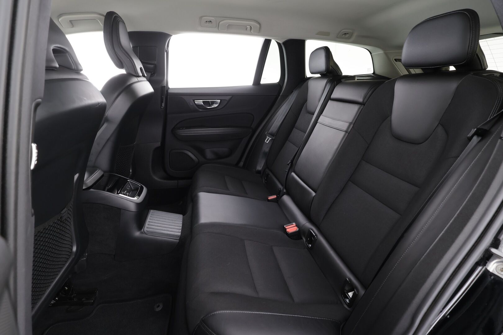 Volvo V60 2020 T6 TwE AWD Momentum aut * Webasto / Koukku / ACC / Full-LED / P.Kamera / Navi / Kaistavahti * - Kahdet renkaat aluvanteilla