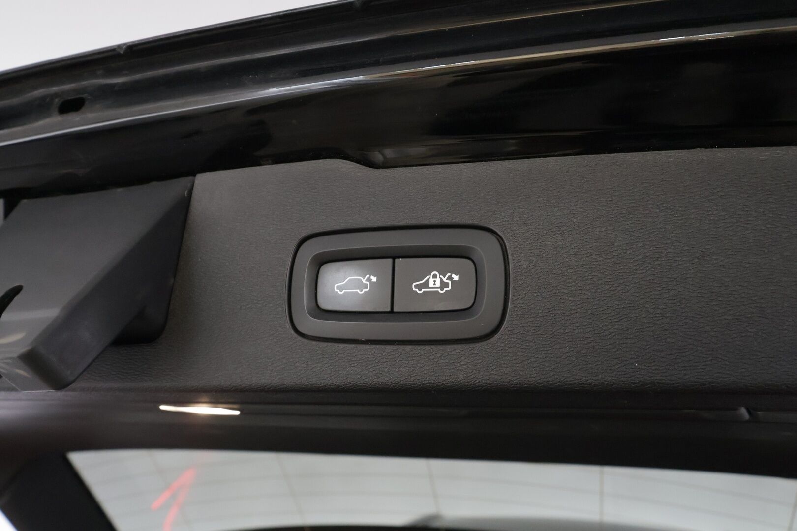 Volvo V60 2020 T6 TwE AWD Momentum aut * Webasto / Koukku / ACC / Full-LED / P.Kamera / Navi / Kaistavahti * - Kahdet renkaat aluvanteilla