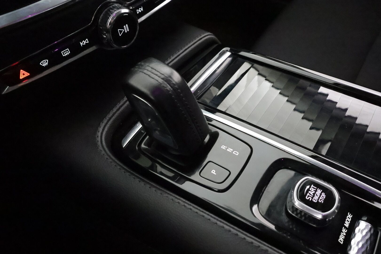 Volvo V60 2020 T6 TwE AWD Momentum aut * Webasto / Koukku / ACC / Full-LED / P.Kamera / Navi / Kaistavahti * - Kahdet renkaat aluvanteilla