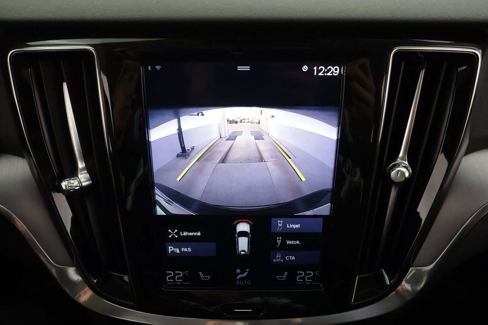 Volvo V60 2020 T6 TwE AWD Momentum aut * Webasto / Koukku / ACC / Full-LED / P.Kamera / Navi / Kaistavahti * - Kahdet renkaat aluvanteilla