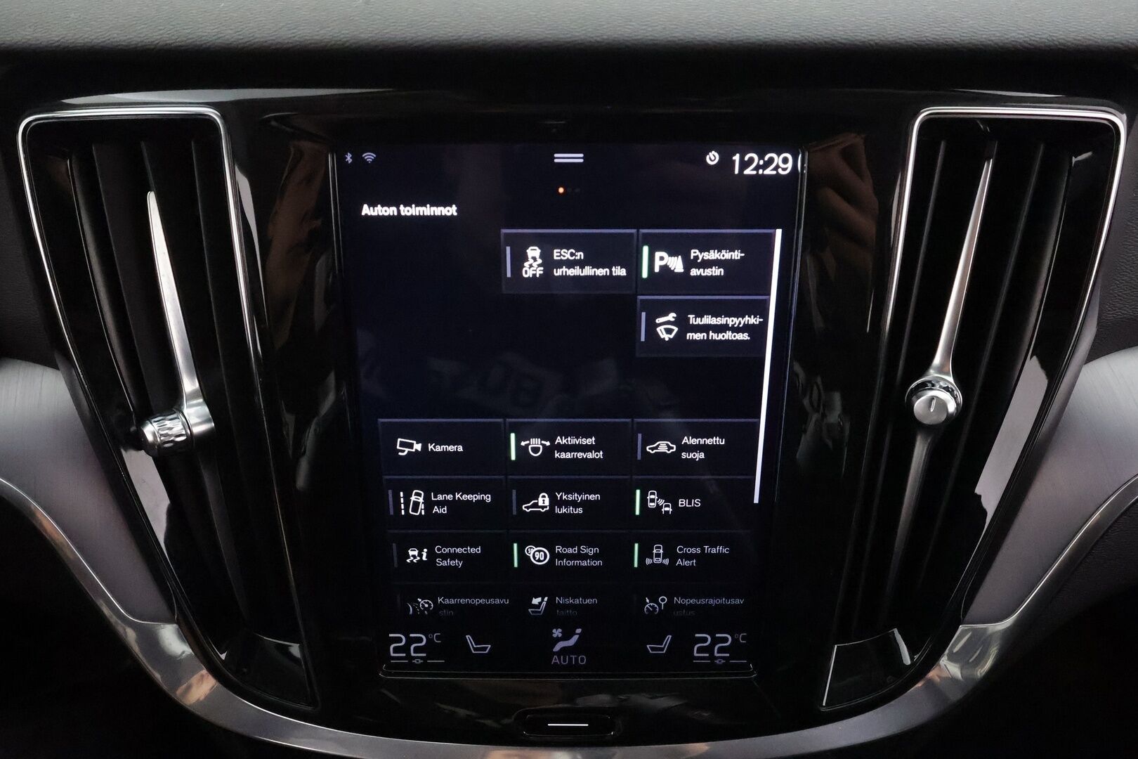 Volvo V60 2020 T6 TwE AWD Momentum aut * Webasto / Koukku / ACC / Full-LED / P.Kamera / Navi / Kaistavahti * - Kahdet renkaat aluvanteilla