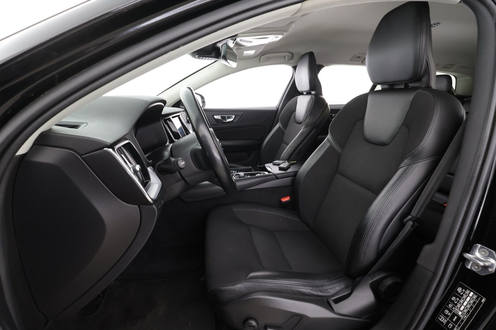 Volvo V60 2020 T6 TwE AWD Momentum aut * Webasto / Koukku / ACC / Full-LED / P.Kamera / Navi / Kaistavahti * - Kahdet renkaat aluvanteilla