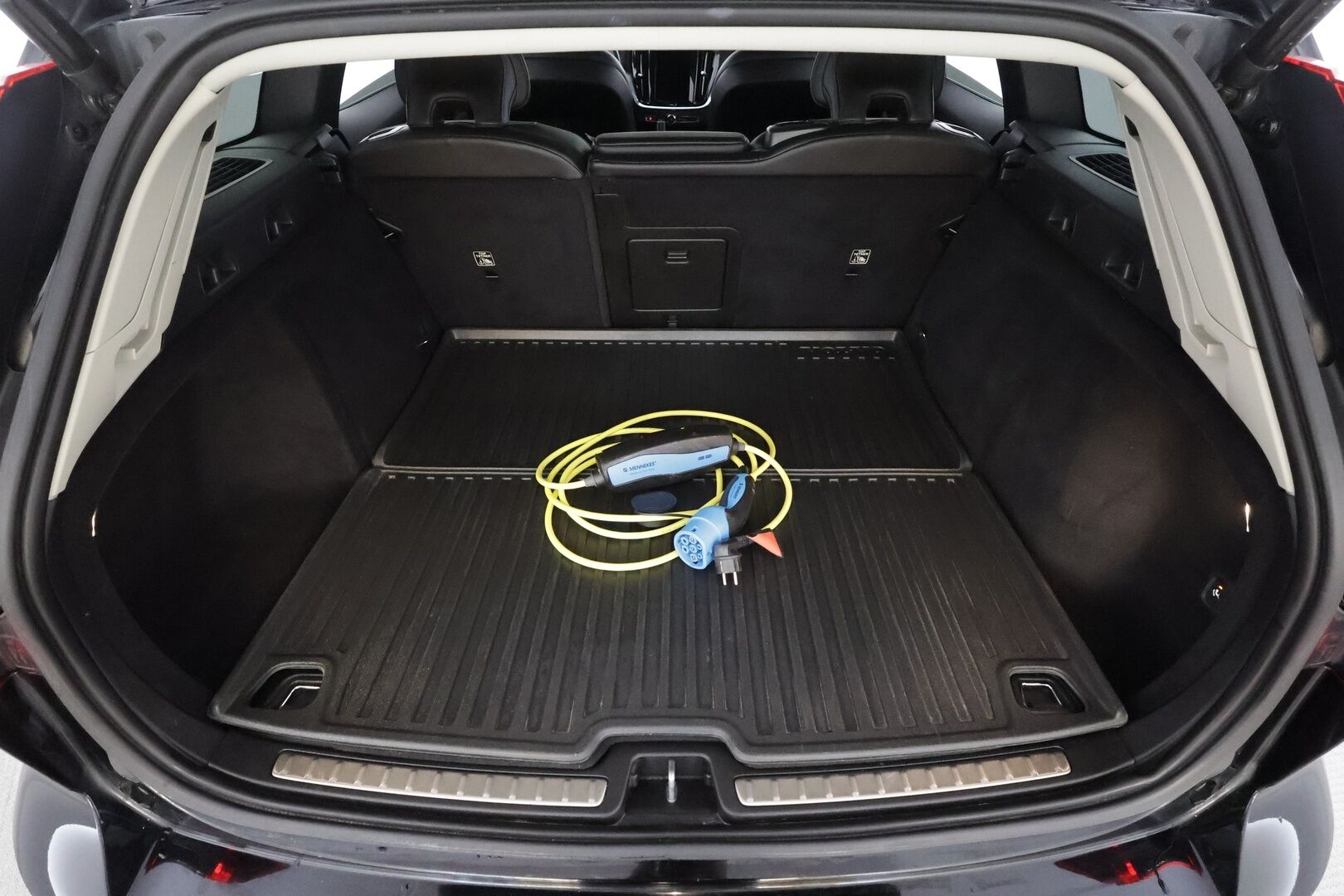 Volvo V60 2020 T6 TwE AWD Momentum aut * Webasto / Koukku / ACC / Full-LED / P.Kamera / Navi / Kaistavahti * - Kahdet renkaat aluvanteilla