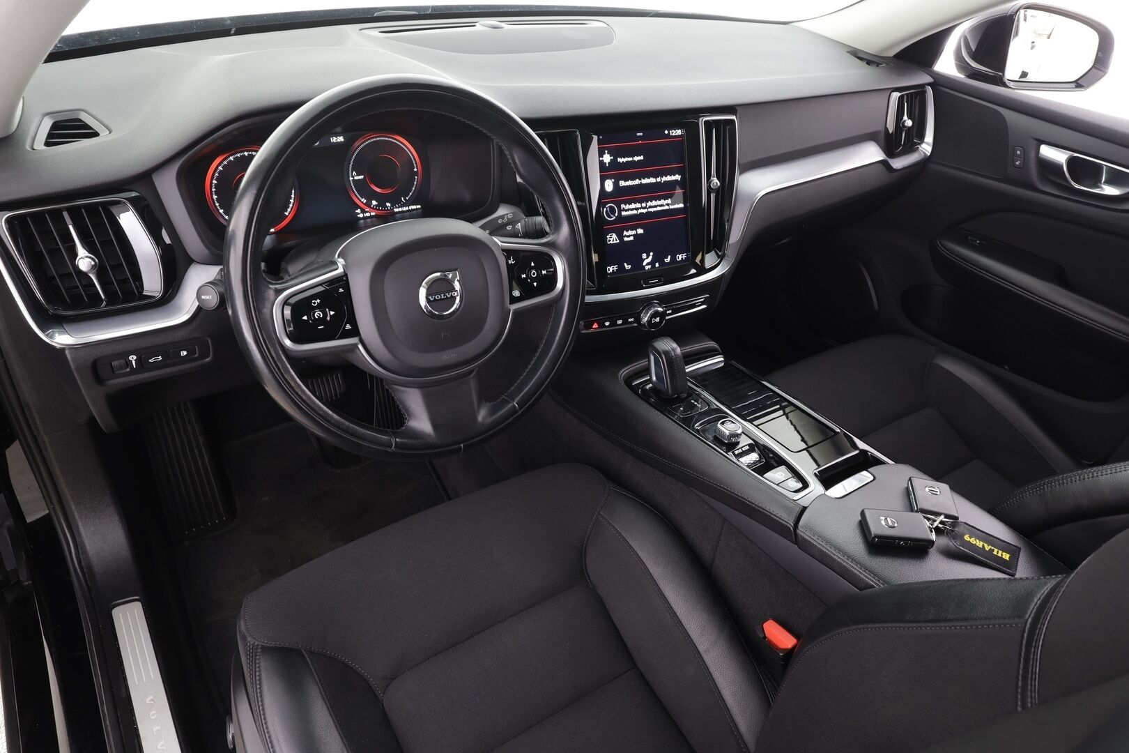 Volvo V60 2020 T6 TwE AWD Momentum aut * Webasto / Koukku / ACC / Full-LED / P.Kamera / Navi / Kaistavahti * - Kahdet renkaat aluvanteilla