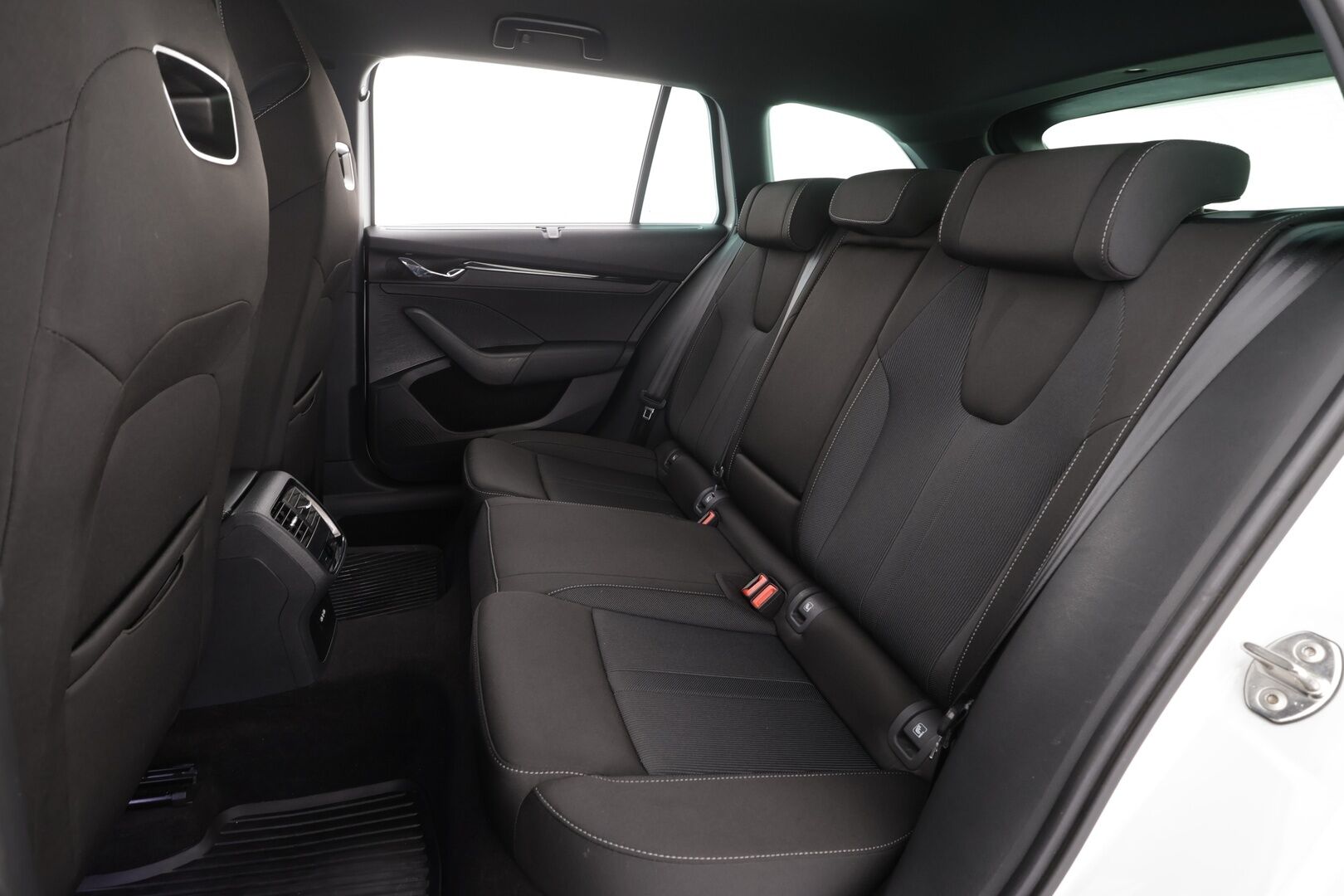 Skoda Octavia 2023 Combi 2.0 TDI 150 SportLine Nordic Edition DSG Autom. * ACC / Webasto / Matrix LED / Koukku / Keyless / Navi * - 1.Om Suomi-auto / Kahdet Renkaat