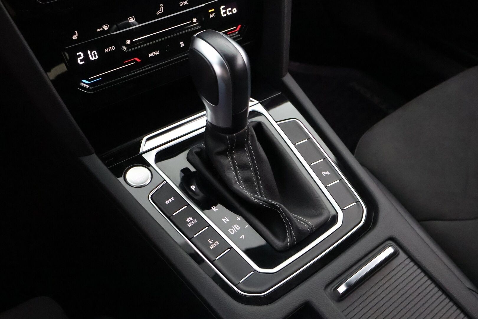 Volkswagen Arteon 2022 Shooting Brake R-Line eHybrid 160 kW DSG-automaatti - Adapt.Vakkari / Lisälämmitin / Digimittaristo / Vetokoukku / Nahka-Alcantara / Adapt.LED / Peruutuskamera / Supervarusteet!