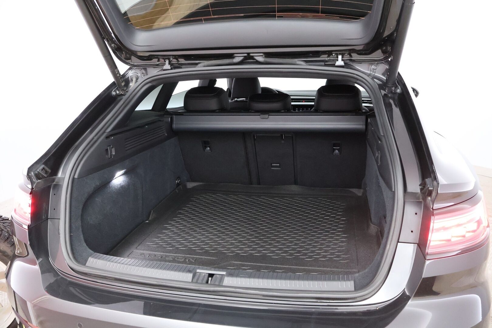 Volkswagen Arteon 2022 Shooting Brake R-Line eHybrid 160 kW DSG-automaatti - Adapt.Vakkari / Lisälämmitin / Digimittaristo / Vetokoukku / Nahka-Alcantara / Adapt.LED / Peruutuskamera / Supervarusteet!