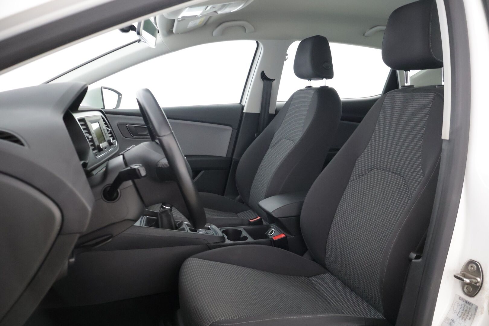 Seat Leon 2019 Leon1,5 TGI 131 Style * Lohko / Etu- ja takatutkat / Bluetooth / LED /  2x renkaat * - * Pienikulutuksinen / Jakohihna vaihdettu 02/2026 / Siistikuntoinen / Särmät huollot / 2x renkaat vanteineen *