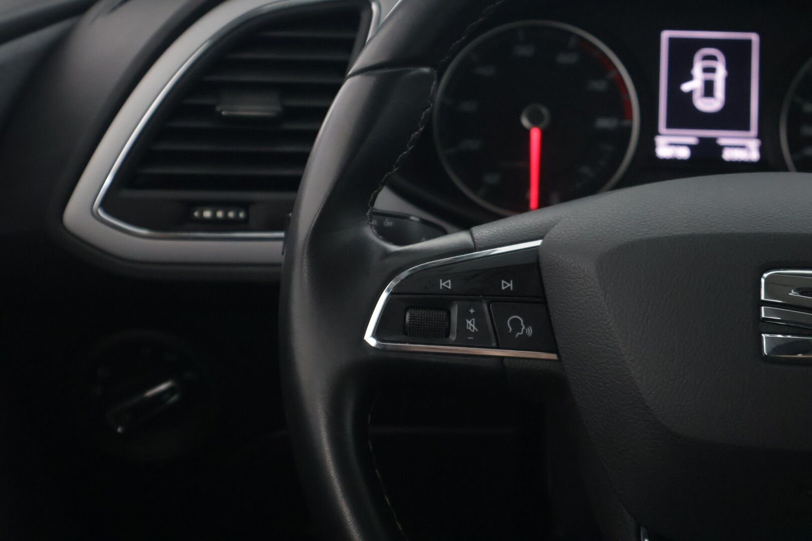 Seat Leon 2019 Leon1,5 TGI 131 Style * - * Pienikulutuksinen / Siistikuntoinen / Särmät huollot / 2x renkaat vanteineen *