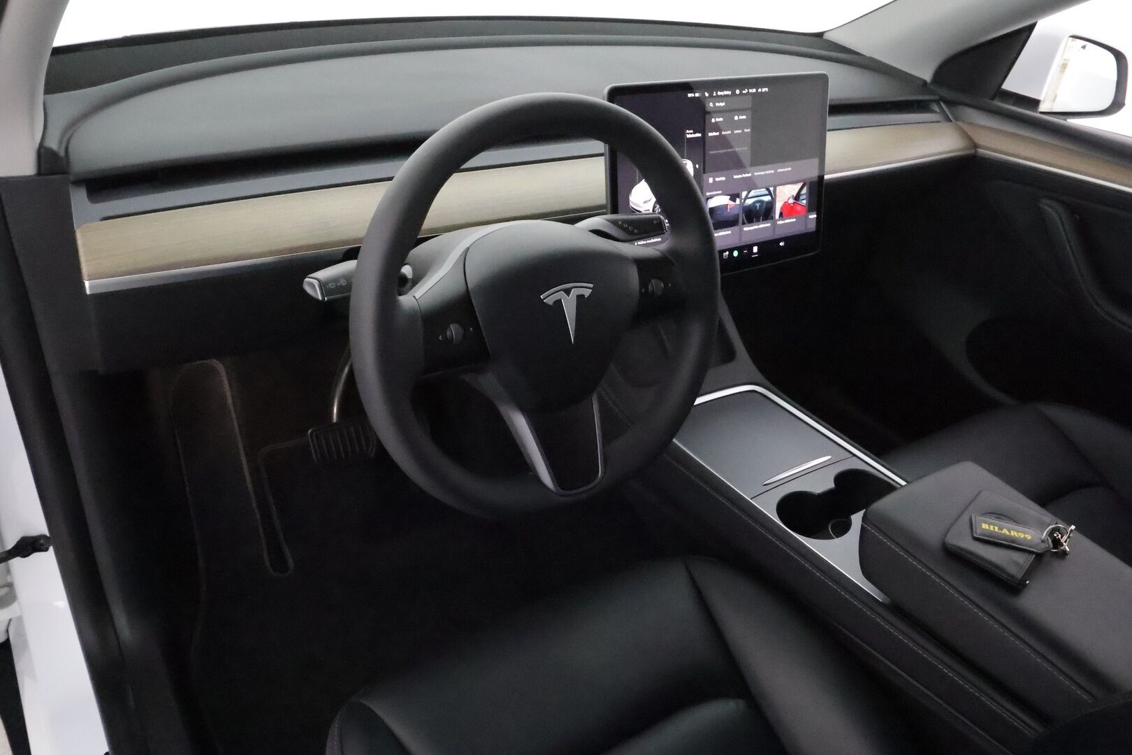 Tesla Model Y 2023 RWD **Lasikatto / ILP / Koukku / ACC / Matrix-LED / P.Kamera / Muistipenkki / Premium Audio / Navi / Kaistavahti** - 3,99 % KORKOTARJOUS TÄHÄN AUTOON 14.9. ASTI! - 1-om Suomi-auto / Kahdet Renkaat