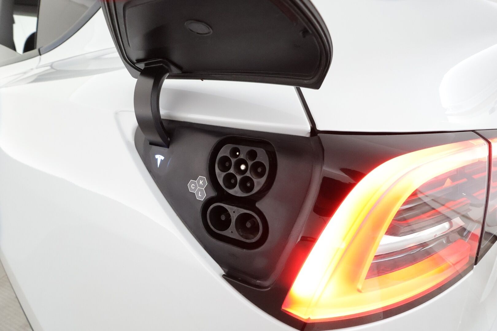 Tesla Model Y 2023 RWD **Lasikatto / ILP / Koukku / ACC / Matrix-LED / P.Kamera / Muistipenkki / Premium Audio / Navi / Kaistavahti** - 3,99 % KORKOTARJOUS TÄHÄN AUTOON 14.9. ASTI! - 1-om Suomi-auto / Kahdet Renkaat