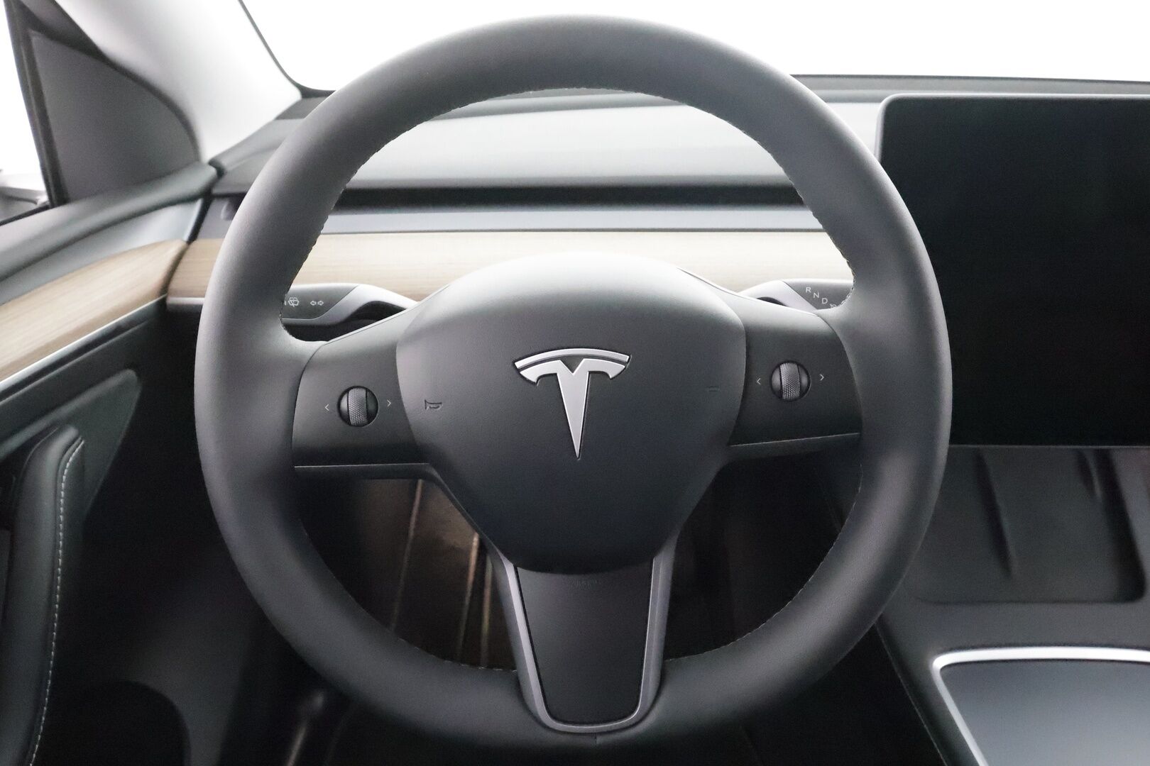 Tesla Model Y 2023 RWD * Koukku / ILP / ACC / Lasikatto / Premium Audio / P.Kamera / Matrix-LED / Muistipenkki / Kaistavahti * - 1-om Suomi-auto / Kahdet renkaat aluvanteilla
