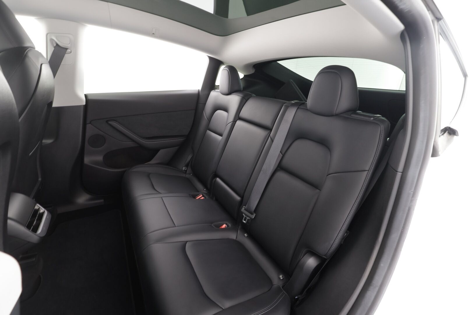 Tesla Model Y 2023 RWD * Koukku / ILP / ACC / Lasikatto / Premium Audio / P.Kamera / Matrix-LED / Muistipenkki / Kaistavahti * - 1-om Suomi-auto / Kahdet renkaat aluvanteilla