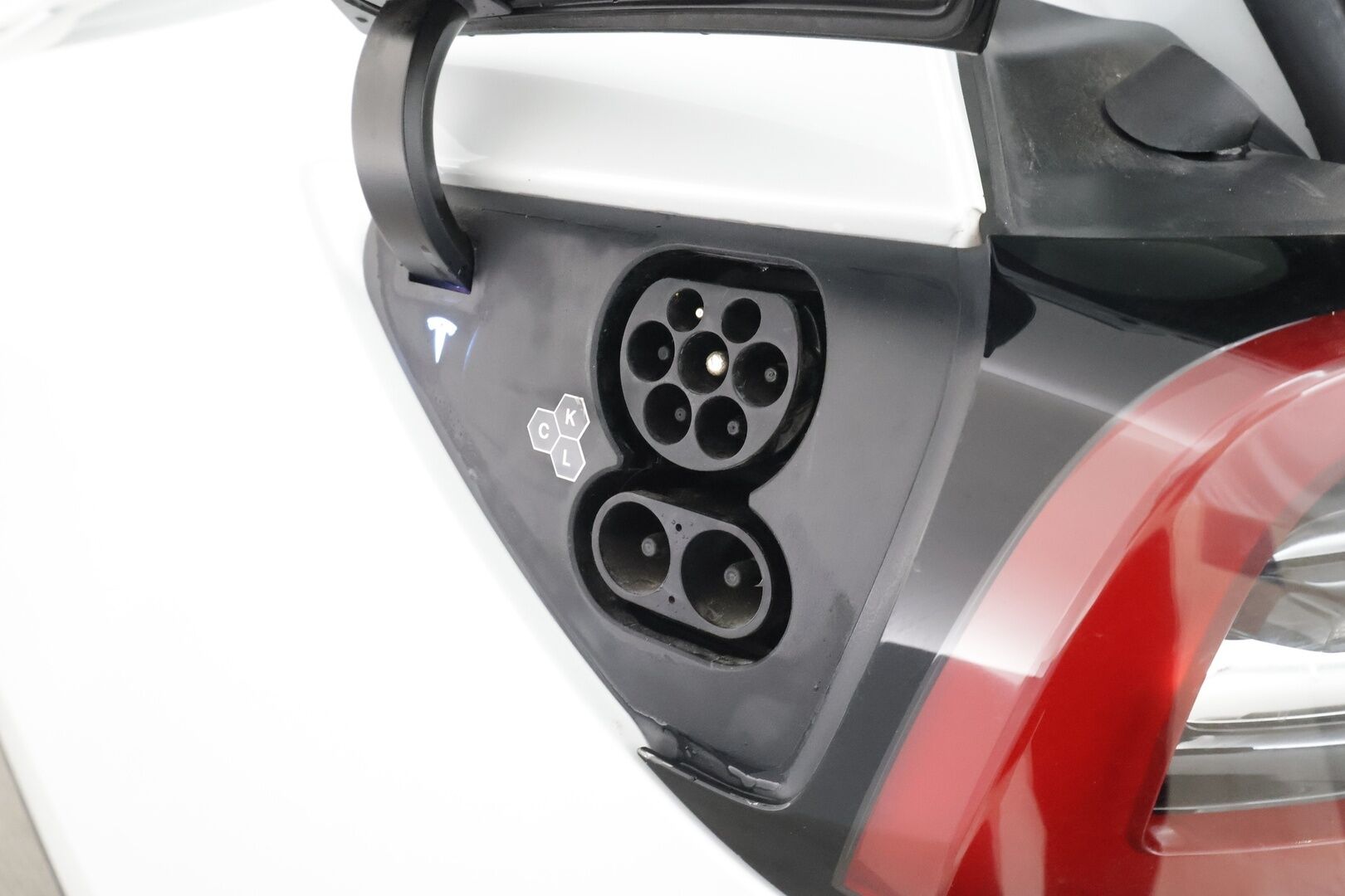 Tesla Model Y 2023 RWD * Koukku / ILP / ACC / Lasikatto / Premium Audio / P.Kamera / Matrix-LED / Muistipenkki / Kaistavahti * - 1-om Suomi-auto / Kahdet renkaat aluvanteilla