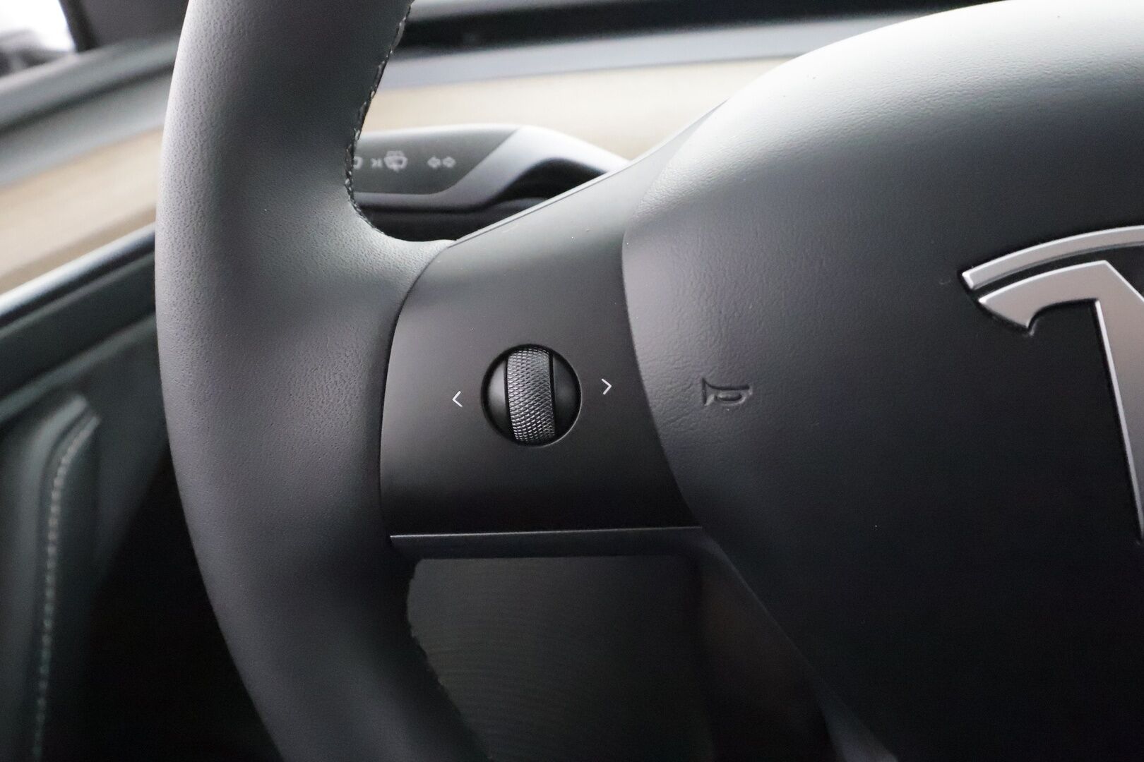 Tesla Model Y 2023 RWD * Koukku / ILP / ACC / Lasikatto / Premium Audio / P.Kamera / Matrix-LED / Muistipenkki / Kaistavahti * - 1-om Suomi-auto / Kahdet renkaat aluvanteilla