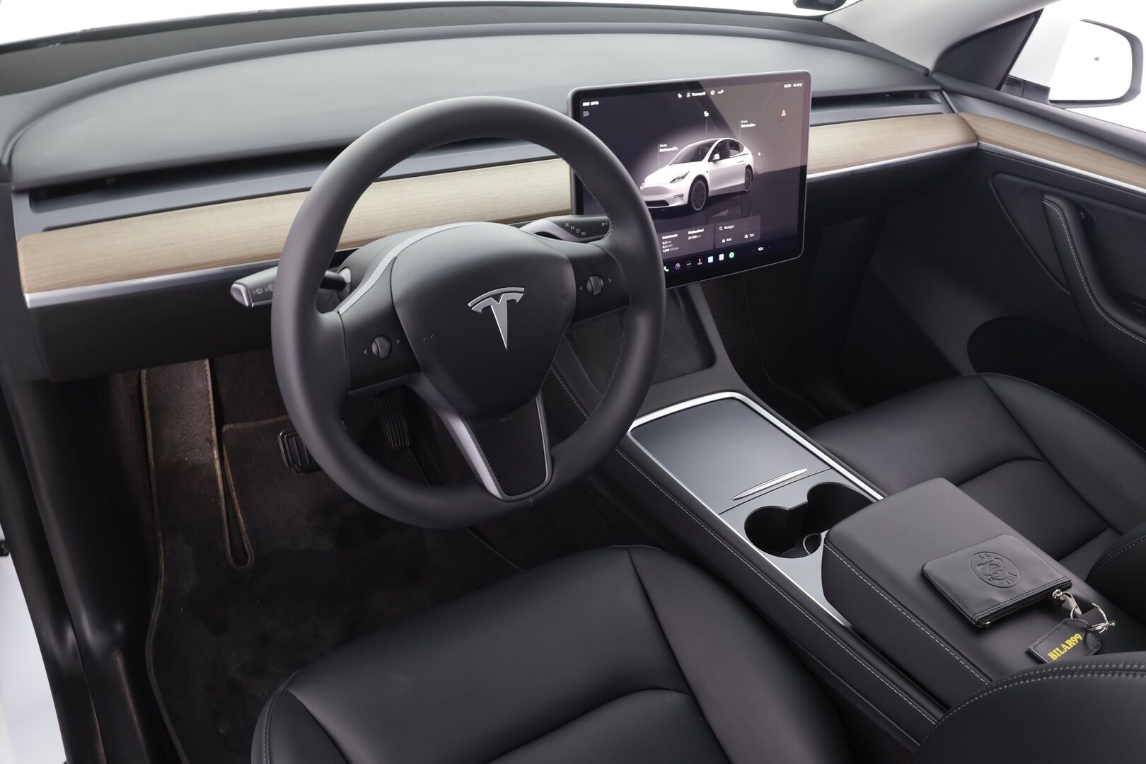 Tesla Model Y 2023 RWD * Koukku / ILP / ACC / Lasikatto / Premium Audio / P.Kamera / Matrix-LED / Muistipenkki / Kaistavahti * - 1-om Suomi-auto / Kahdet renkaat aluvanteilla