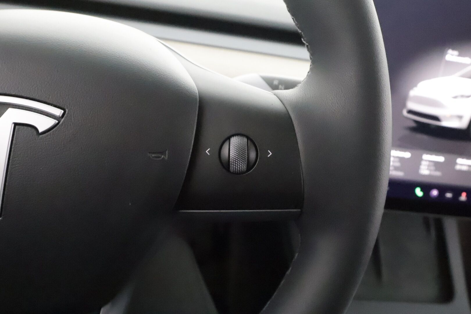 Tesla Model Y 2023 RWD * Koukku / ILP / ACC / Lasikatto / Premium Audio / P.Kamera / Matrix-LED / Muistipenkki / Kaistavahti * - 1-om Suomi-auto / Kahdet renkaat aluvanteilla