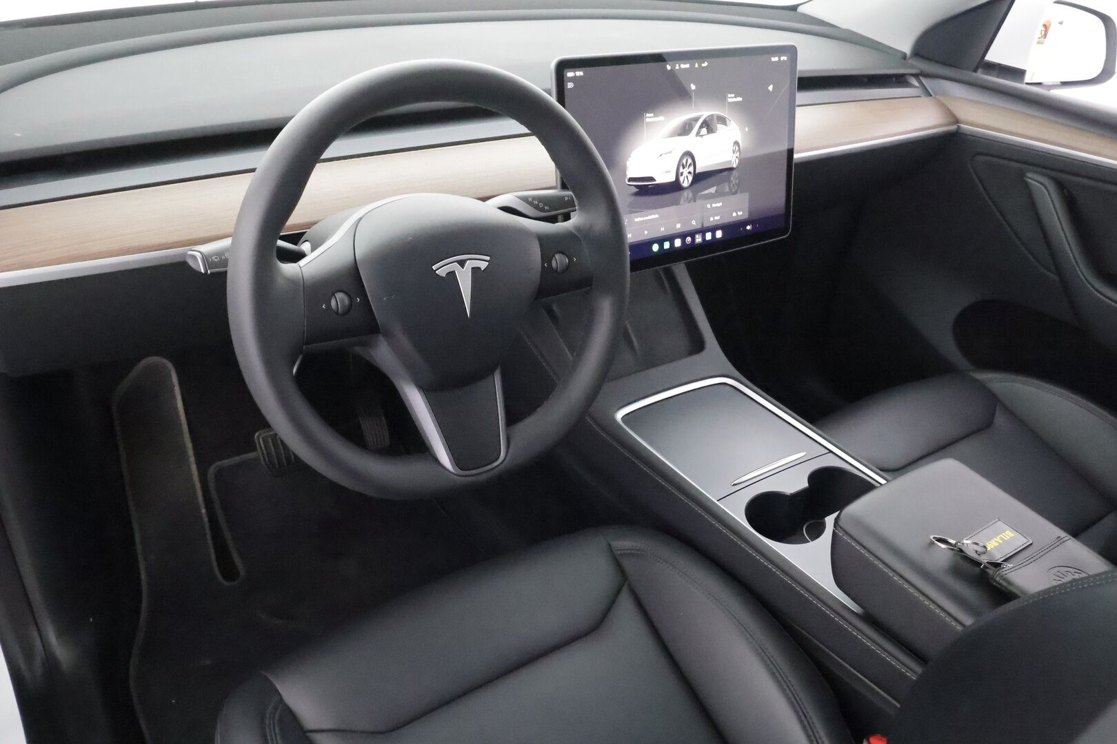 Tesla Model Y 2023 Long Range - | Koukku | ILP | Lasikatto | ACC | Matrix-LED | P.Kamera | Muistipenkki | Premium Audio | Navi | Kaistavahti | Keyless | 1-om Suomi-auto | Kahdet renkaat | 2x Latauskaapelit |