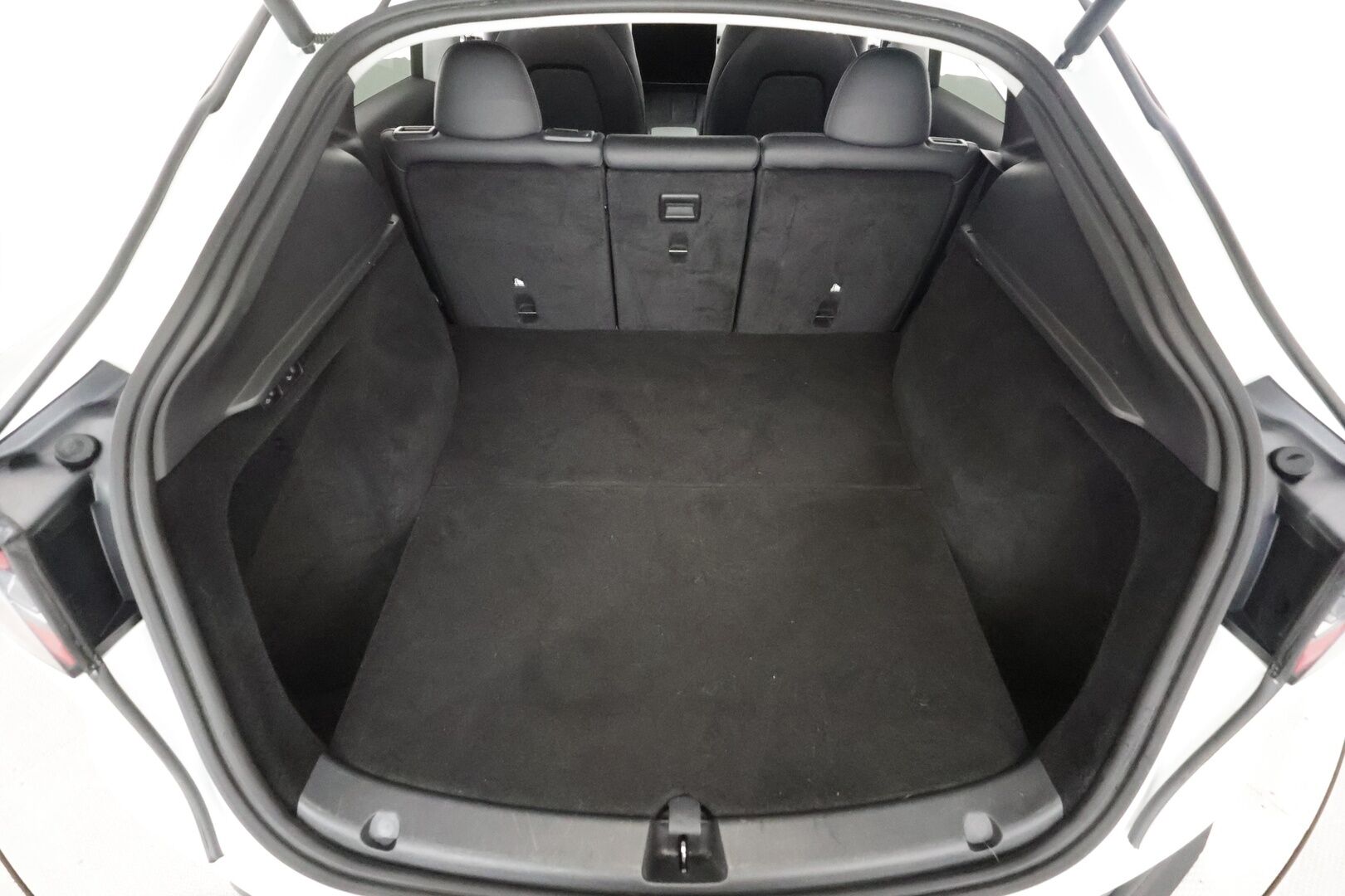 Tesla Model Y 2023 Long Range - | Koukku | ILP | Lasikatto | ACC | Matrix-LED | P.Kamera | Muistipenkki | Premium Audio | Navi | Kaistavahti | Keyless | 1-om Suomi-auto | Kahdet renkaat | 2x Latauskaapelit |