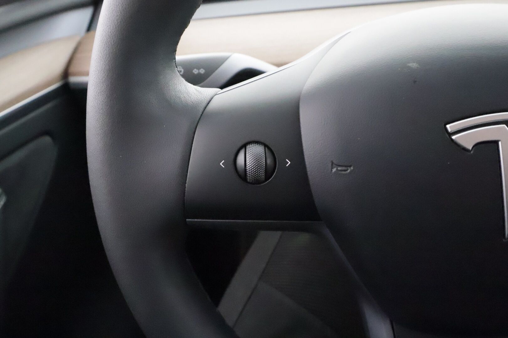 Tesla Model Y 2023 Long Range - | Koukku | ILP | Lasikatto | ACC | Matrix-LED | P.Kamera | Muistipenkki | Premium Audio | Navi | Kaistavahti | Keyless | 1-om Suomi-auto | Kahdet renkaat | 2x Latauskaapelit |