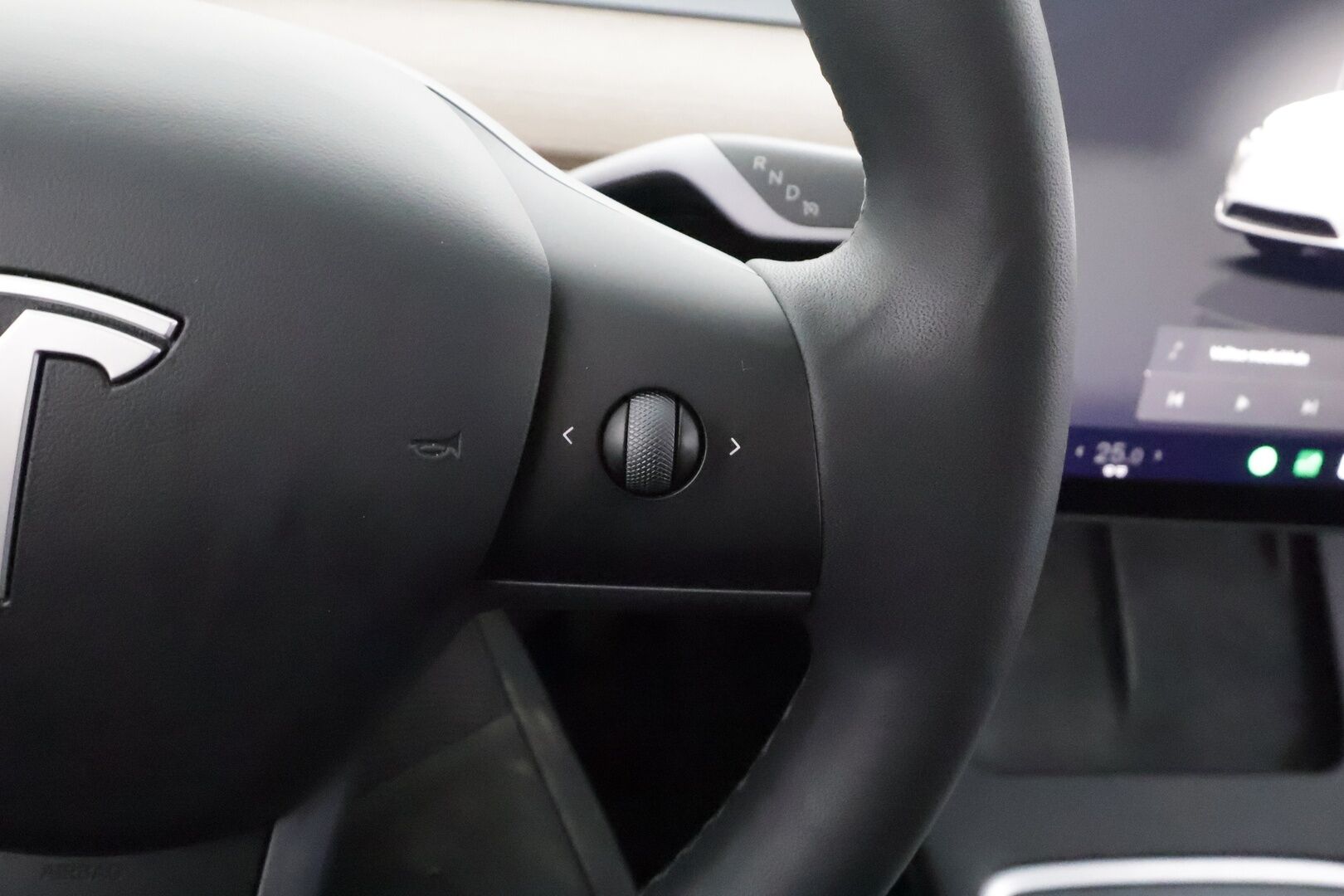 Tesla Model Y 2023 Long Range - | Koukku | ILP | Lasikatto | ACC | Matrix-LED | P.Kamera | Muistipenkki | Premium Audio | Navi | Kaistavahti | Keyless | 1-om Suomi-auto | Kahdet renkaat | 2x Latauskaapelit |