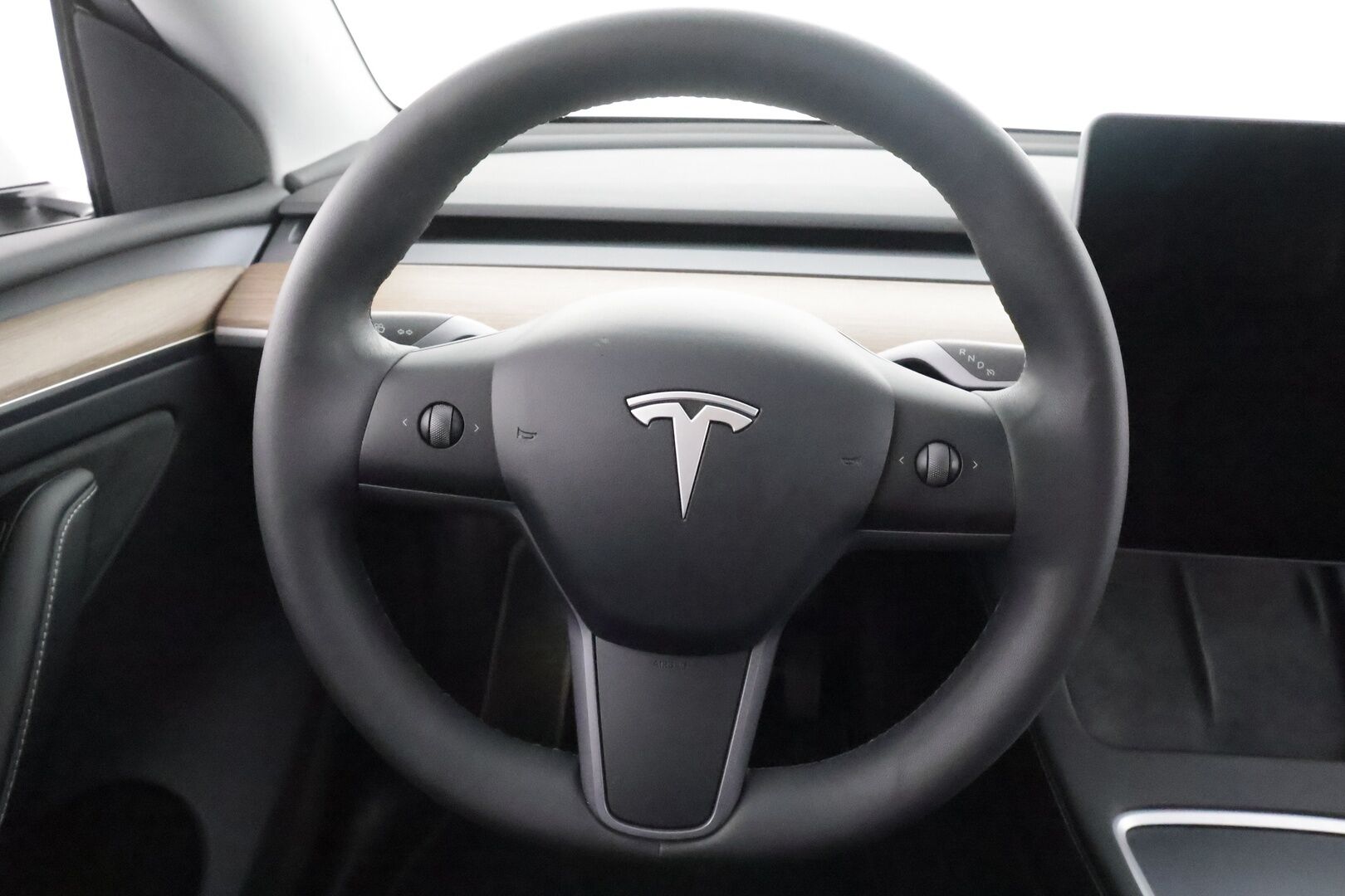 Tesla Model Y 2023 Long Range - | Koukku | ILP | Lasikatto | ACC | Matrix-LED | P.Kamera | Muistipenkki | Premium Audio | Navi | Kaistavahti | Keyless | 1-om Suomi-auto | Kahdet renkaat | 2x Latauskaapelit |