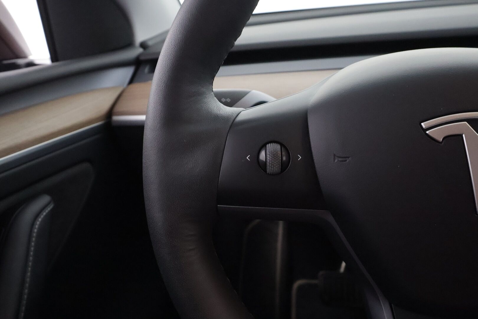 Tesla Model Y 2023 Long Range - | ACC | ILP | Koukku | 1-om suomiauto | Cherry Red | Lasikatto | Matrix | Premium Audio | Muistipenkki | Sähkönahat | Autosteer | 2x renkaat aluin | ALV | 