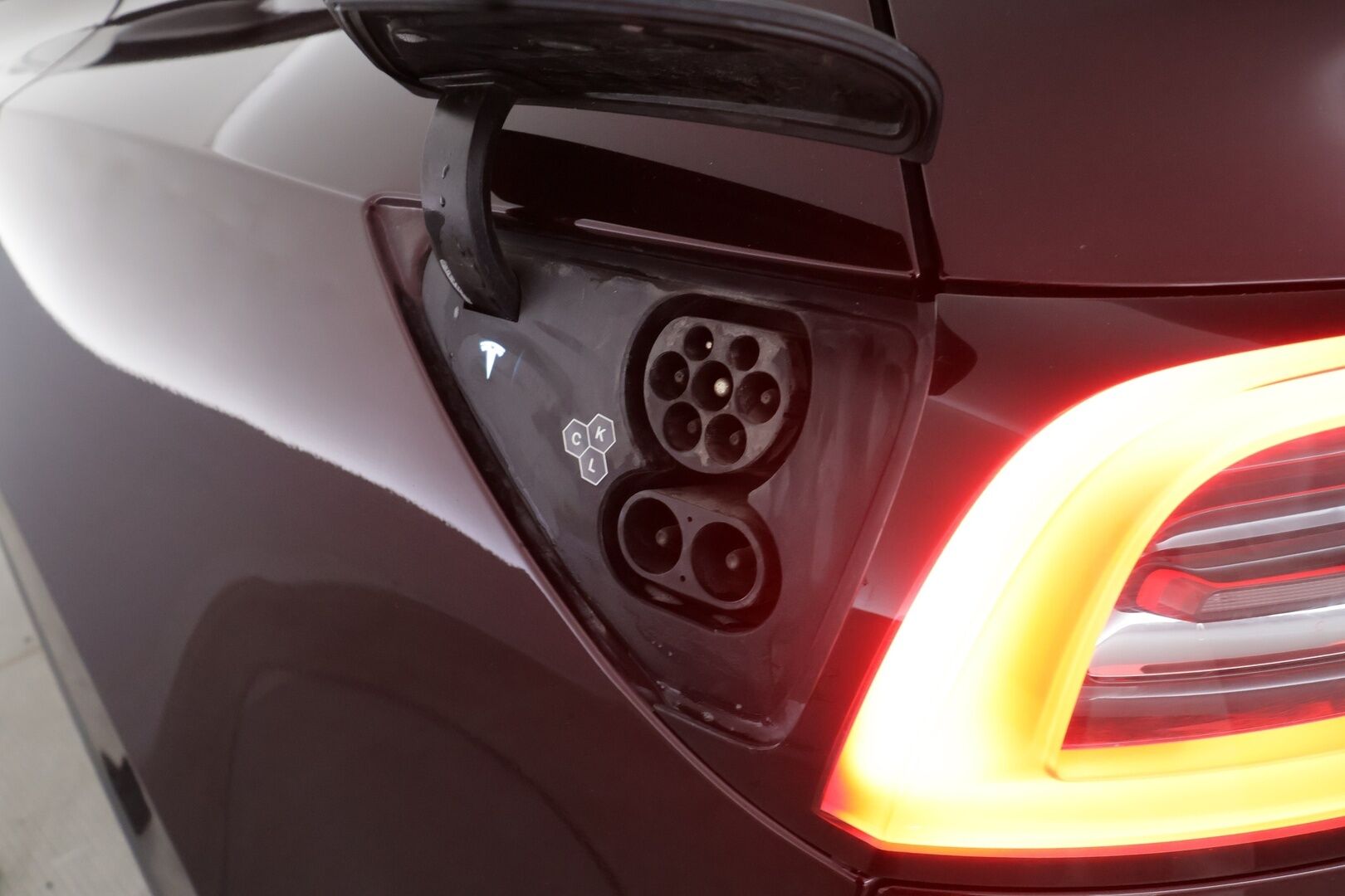Tesla Model Y 2023 Long Range - | ACC | ILP | Koukku | 1-om suomiauto | Cherry Red | Lasikatto | Matrix | Premium Audio | Muistipenkki | Sähkönahat | Autosteer | 2x renkaat aluin | ALV | 