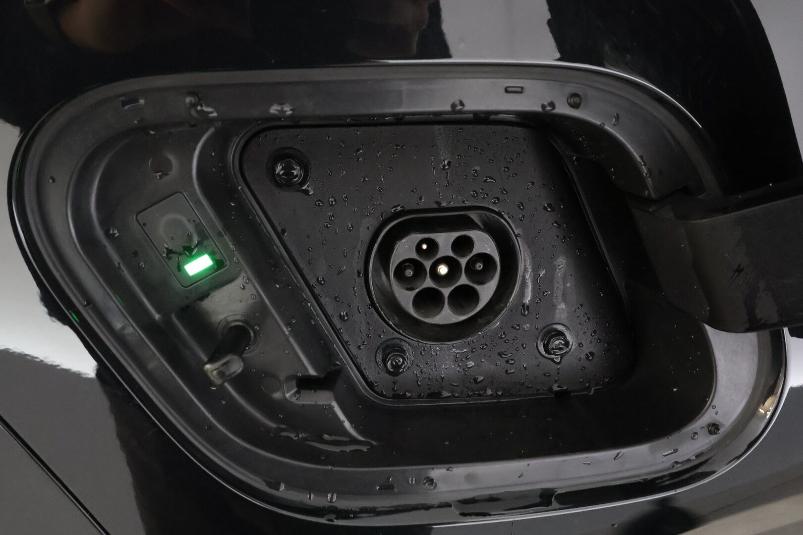 Kia Sportage 2023 1.6 T-GDI AWD Plug-in Hybrid EX AT 265hv Premium * ACC / P.kamera / LED / Navi / Koukku / KeylessGo / Sähköpenkit * - 1.Om Suomi-auto / Akku kuntotarkastettu SoH 98,4% / Kahdet renkaat aluvanteilla 