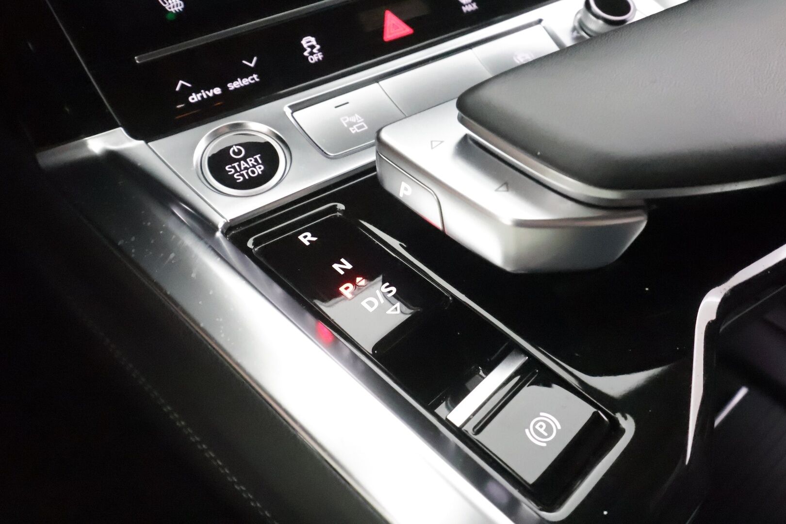 Audi Q8 e-tron 2024 Sportback 55 e-tron quattro - | ACC | Koukku | Matrix | Muistipenkki | Nahka-alcantara sporttipenkit | P.kamera | Keyless | Audi Sound System | 1-om suomiauto | 2x renkaat aluin | 
