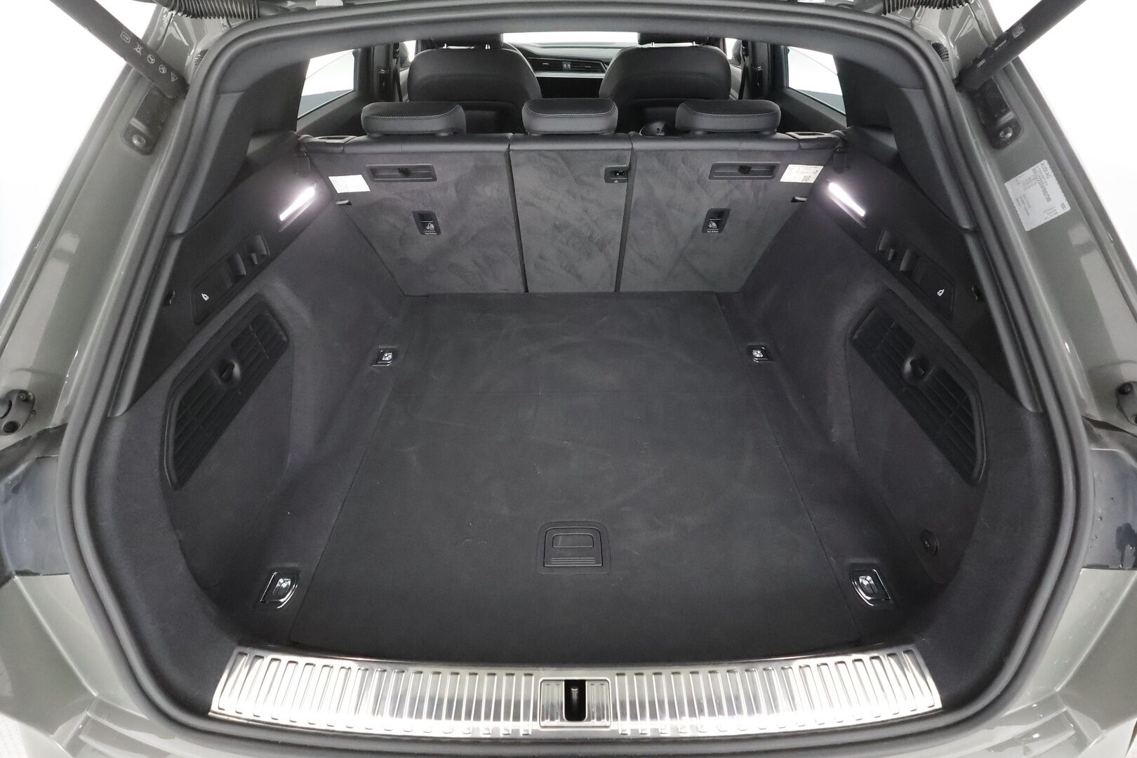 Audi Q8 e-tron 2024 Sportback 55 e-tron quattro - | ACC | Koukku | Matrix | Muistipenkki | Nahka-alcantara sporttipenkit | P.kamera | Keyless | Audi Sound System | 1-om suomiauto | 2x renkaat aluin | 