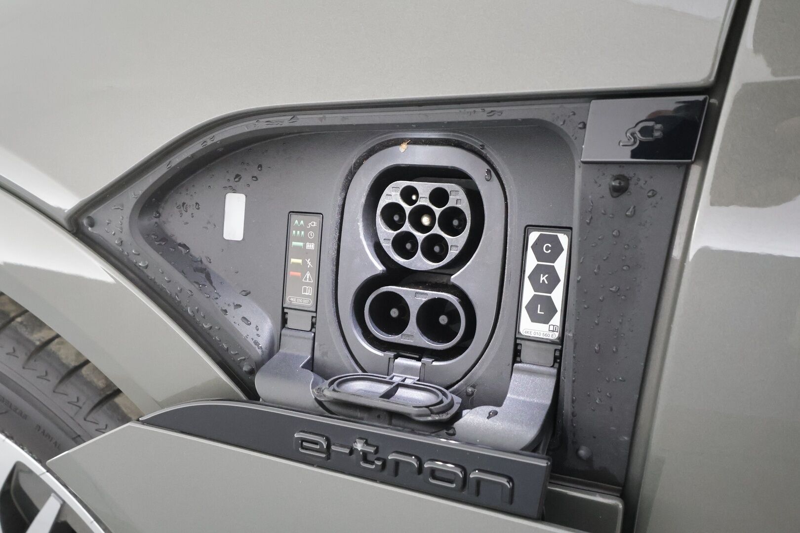 Audi Q8 e-tron 2024 Sportback 55 e-tron quattro - | ACC | Koukku | Matrix | Muistipenkki | Nahka-alcantara sporttipenkit | P.kamera | Keyless | Audi Sound System | 1-om suomiauto | 2x renkaat aluin | 