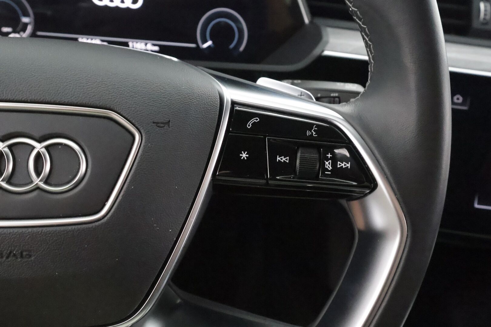 Audi Q8 e-tron 2024 Sportback 55 e-tron quattro - | ACC | Koukku | Matrix | Muistipenkki | Nahka-alcantara sporttipenkit | P.kamera | Keyless | Audi Sound System | 1-om suomiauto | 2x renkaat aluin | 