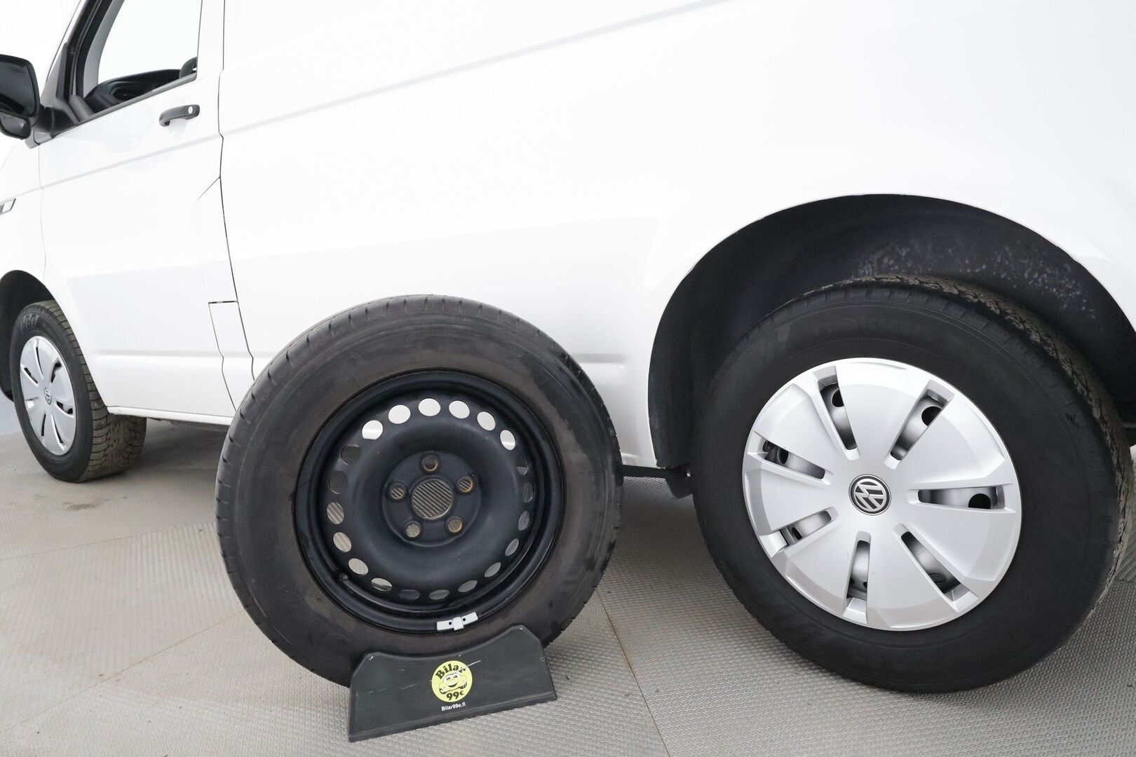 Volkswagen Transporter 2024 2,0 TDI 110 kW 4Motion DSG * Vakkari / Webasto / P.tutka / Nahat / 2xRenkaat / Ilmastointi / Bluetooth * - Hyvin huollettu Suomiauto kaksilla renkailla ja vanteilla!