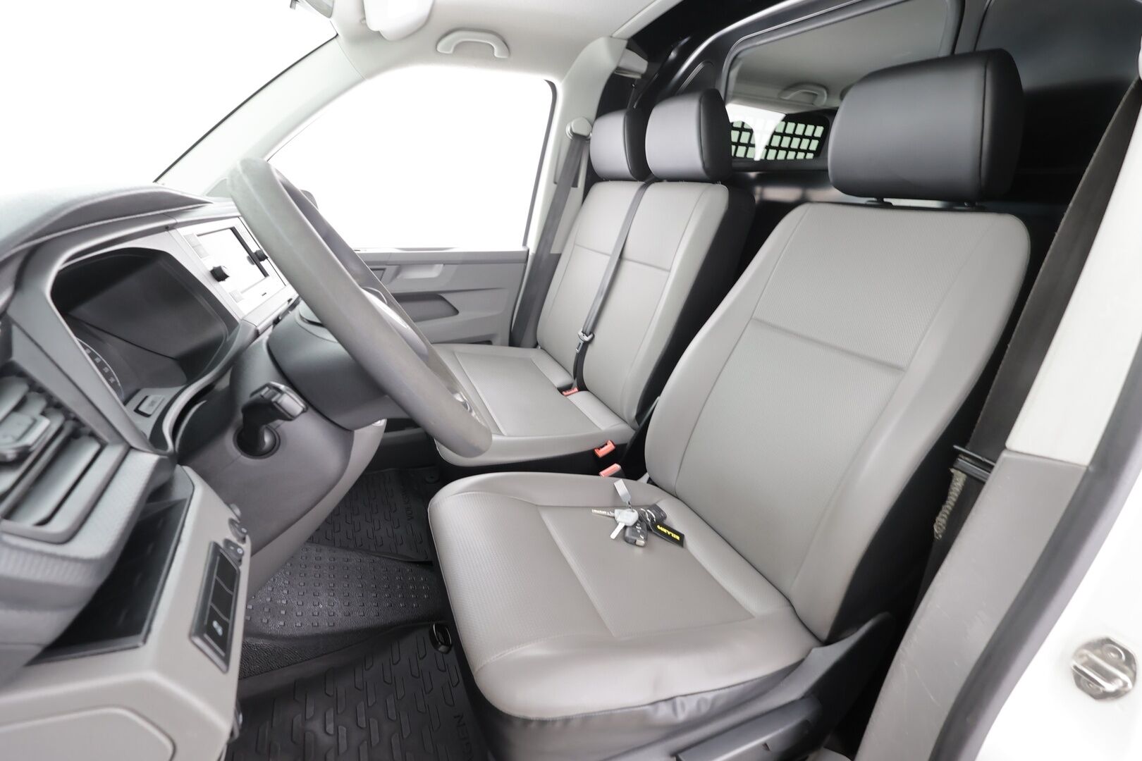 Volkswagen Transporter 2024 2,0 TDI 110 kW 4Motion DSG *ALV / Vakkari / Webasto / P.tutka / Nahat / 2xRenkaat / Ilmastointi / Bluetooth * - Hyvin huollettu Suomiauto kaksilla renkailla ja vanteilla!