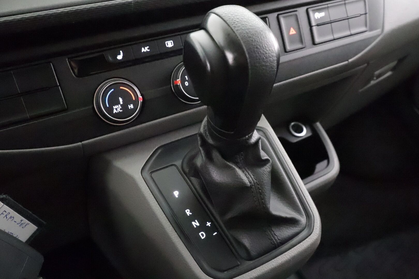 Volkswagen Transporter 2024 2,0 TDI 110 kW 4Motion DSG * Vakkari / Webasto / P.tutka / Nahat / 2xRenkaat / Ilmastointi / Bluetooth * - Hyvin huollettu Suomiauto kaksilla renkailla ja vanteilla!