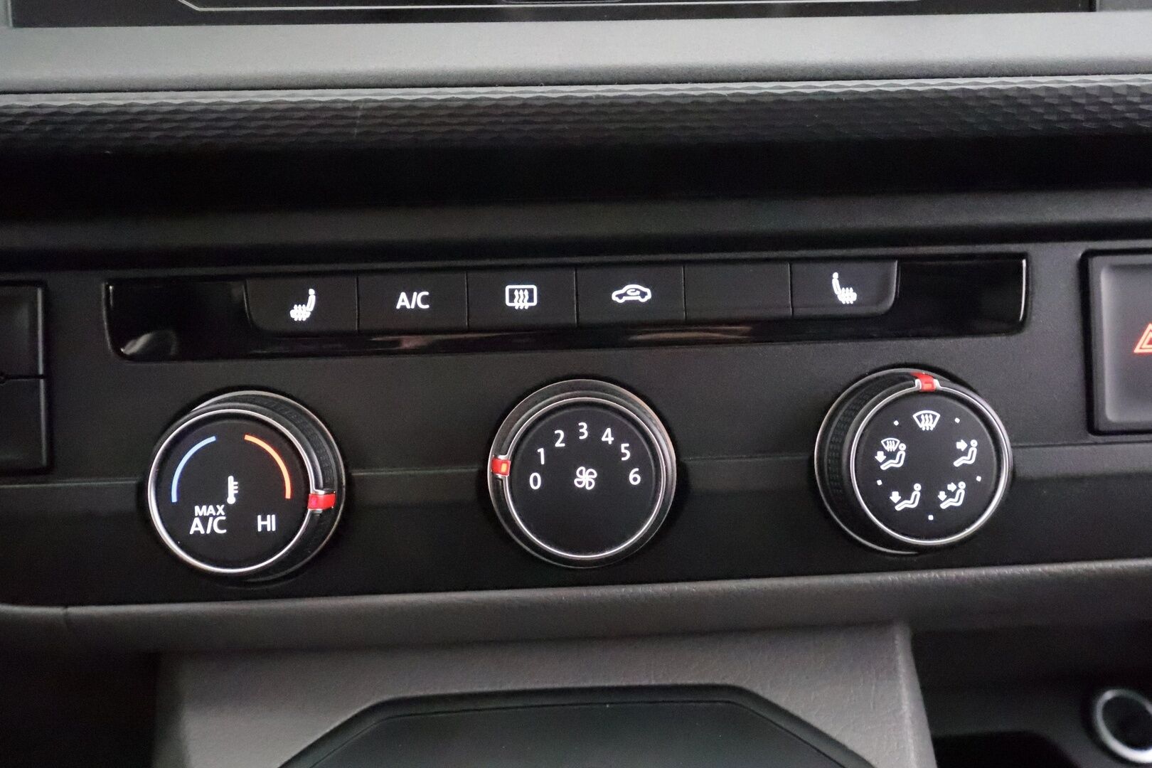 Volkswagen Transporter 2024 2,0 TDI 110 kW 4Motion DSG *ALV / Vakkari / Webasto / P.tutka / Nahat / 2xRenkaat / Ilmastointi / Bluetooth * - Hyvin huollettu Suomiauto kaksilla renkailla ja vanteilla! - HULLUT AVAJAISHULINAT KORKOTARJOUS 3,29 %