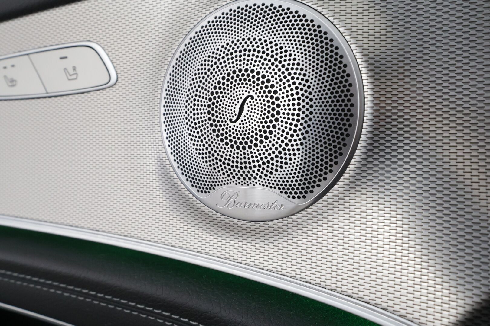 Mercedes-Benz E 2020 300 de T A Business Edition AMG EQ Power * Distronic / Multibeam / 360 / Burmester / Sportpenkit / Navi / Kaistavahti * - Widescreen / Kahdet renkaat aluvanteilla