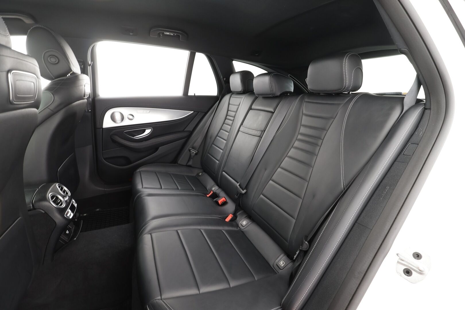 Mercedes-Benz E 2020 300 de T A Business Edition AMG EQ Power * Distronic / Multibeam / 360 / Burmester / Sportpenkit / Navi / Kaistavahti * - Widescreen / Kahdet renkaat aluvanteilla