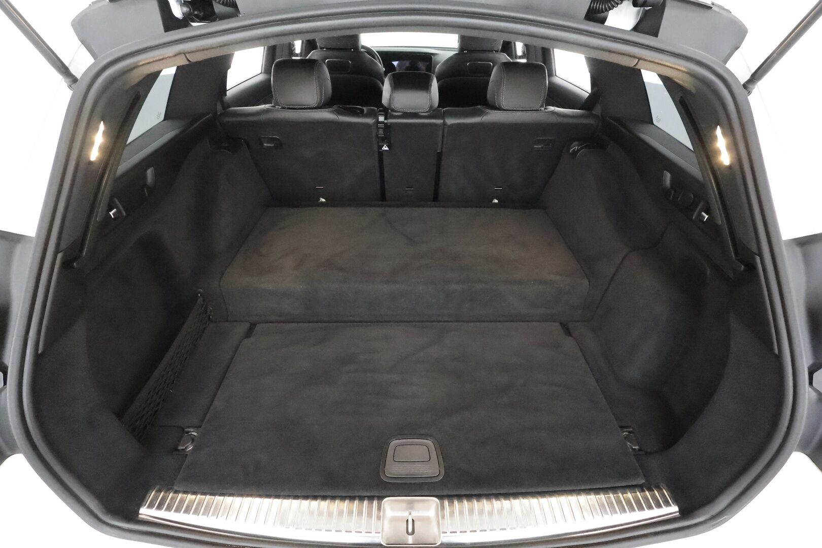 Mercedes-Benz E 2020 300 de T A Business Edition AMG EQ Power * Distronic / Multibeam / 360 / Burmester / Sportpenkit / Navi / Kaistavahti * - Widescreen / Kahdet renkaat aluvanteilla