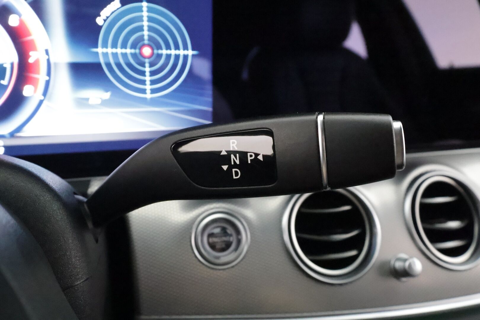 Mercedes-Benz E 2020 300 de T A Business Edition AMG EQ Power * Distronic / Multibeam / 360 / Burmester / Sportpenkit / Navi / Kaistavahti * - Widescreen / Kahdet renkaat aluvanteilla