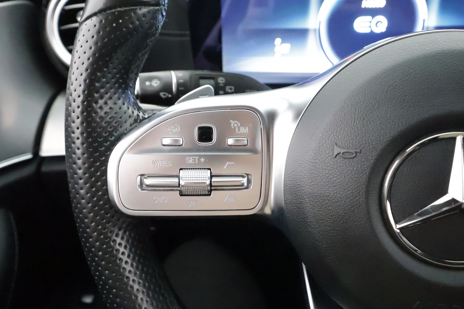 Mercedes-Benz E 2020 300 de T A Business Edition AMG EQ Power * Distronic / Multibeam / 360 / Burmester / Sportpenkit / Navi / Kaistavahti * - Widescreen / Kahdet renkaat aluvanteilla