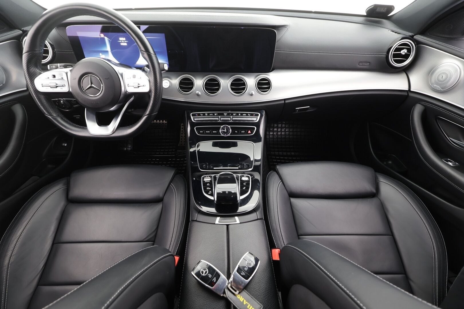 Mercedes-Benz E 2020 300 de T A Business Edition AMG EQ Power * Distronic / Multibeam / 360 / Burmester / Sportpenkit / Navi / Kaistavahti * - Widescreen / Kahdet renkaat aluvanteilla