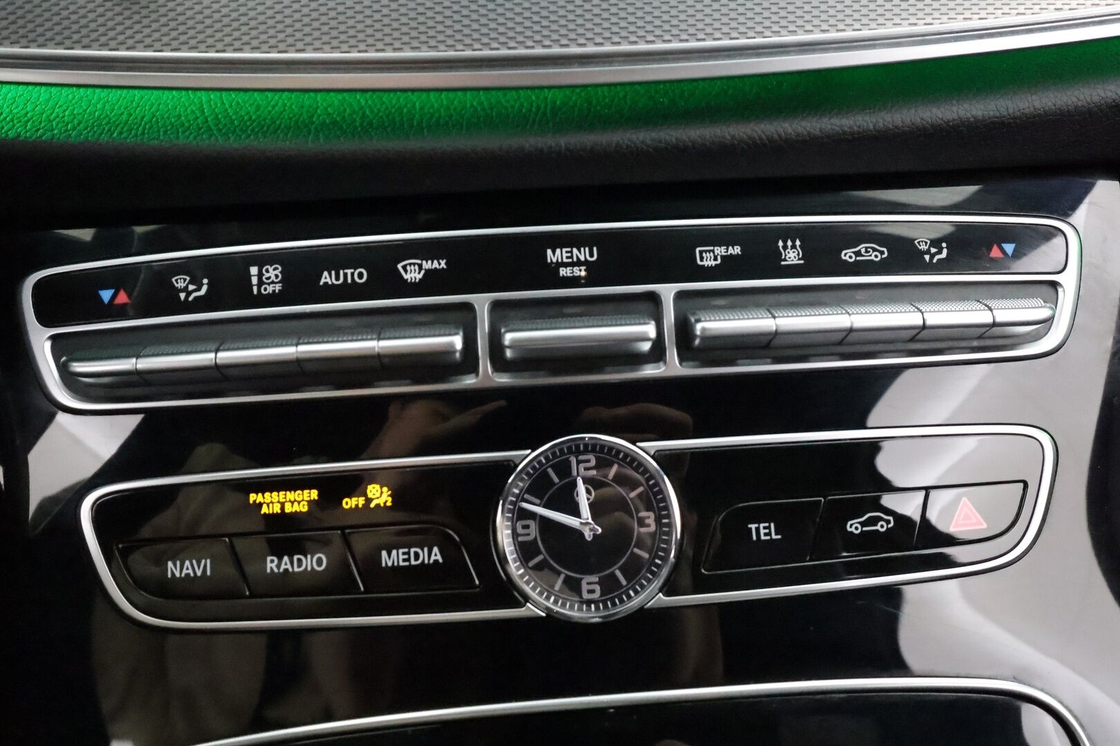 Mercedes-Benz E 2020 300 de T A Business Edition AMG EQ Power * Distronic / Multibeam / 360 / Burmester / Sportpenkit / Navi / Kaistavahti * - Widescreen / Kahdet renkaat aluvanteilla