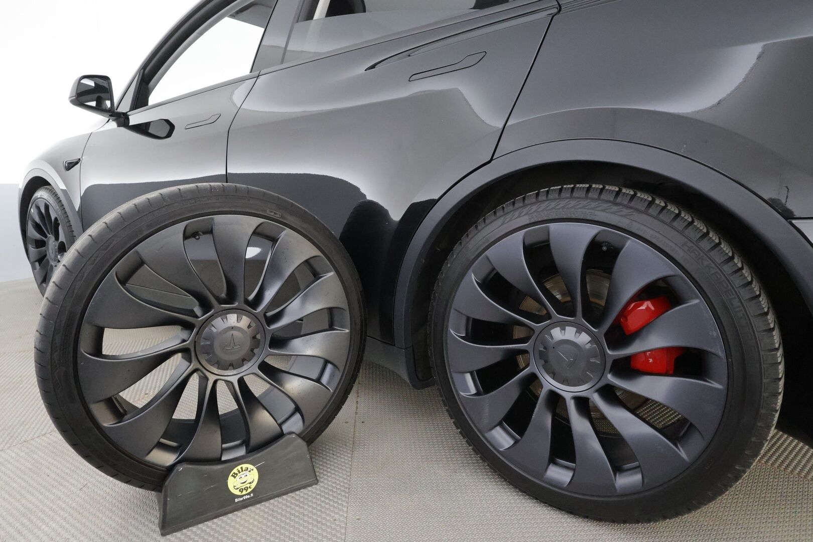 Tesla Model Y 2023 Performance * Lasikatto / Koukku / Premium Audio / Matrix LED / P.kamera / ILP / Mustat nahat * - 1.Om Suomi-auto / Kahdet renkaat aluvanteilla